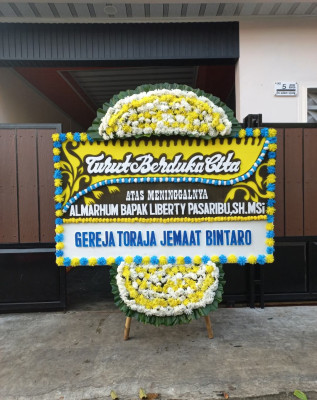 Papan Bunga Duka di Lolu Selatan
